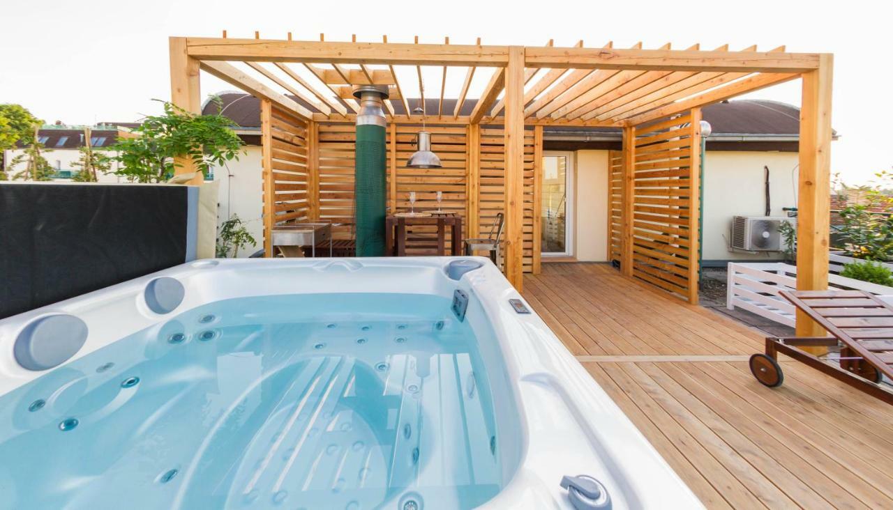 Romantic Studio With Jacuzzi Prague Exterior photo